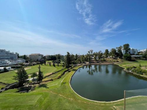 马贝拉Ático Dúplex en Guadalmina的享有高尔夫球场空中美景,设有池塘