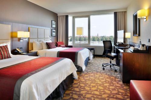 汉诺威翰诺威马斯湖万豪度假酒店的酒店客房配有两张床和一张书桌
