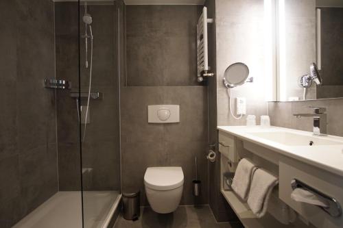 汉诺威翰诺威马斯湖万豪度假酒店的浴室配有卫生间、盥洗盆和淋浴。