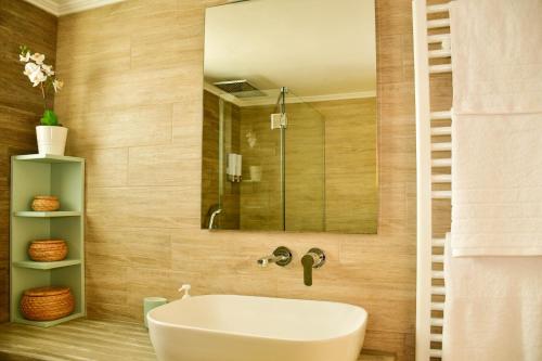 锡蒂亚Sitia Bay View Villa Apartment的一间带水槽和镜子的浴室