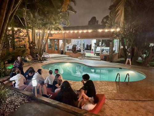 圣何塞哥斯达黎加背包客旅馆的一群人晚上坐在游泳池周围