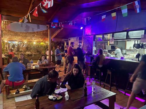 圣何塞哥斯达黎加背包客旅馆的一群坐在餐厅桌子上的人