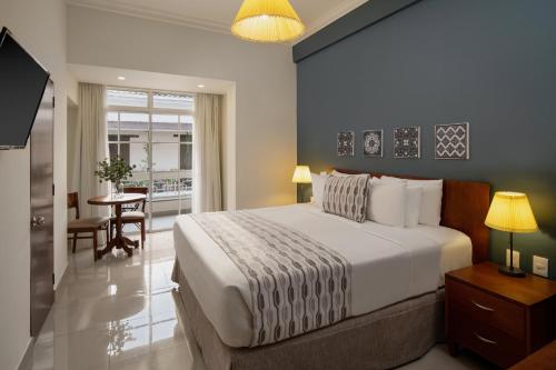 圣多明各霍德帕加勒比殖民酒店的一间带大床的卧室和一间餐厅