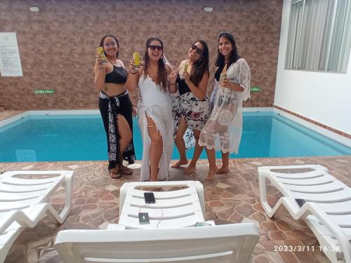 塔拉波托Posada del Angel Hotel的一群站在游泳池旁的妇女