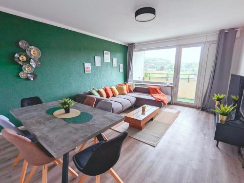 哈根Schöne Wohnung mit Balkon/Parkplatz/Aufzug的客厅配有沙发和桌子