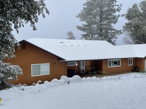 Twain HarteHidden Views A Duplex的屋顶上积雪的房子
