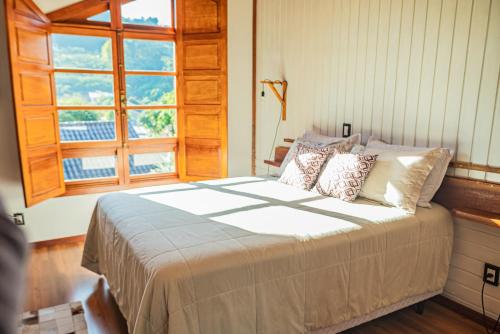 本图贡萨尔维斯Casarão do Vale dos Vinhedos的一间卧室设有一张大床和窗户