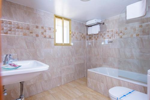 卡沃内拉斯Miramar的一间带水槽、浴缸和卫生间的浴室
