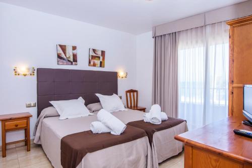 卡沃内拉斯Miramar的酒店客房设有两张床和电视。