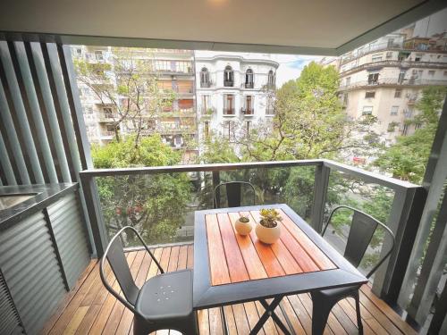 布宜诺斯艾利斯Exclusive Apartment in the Heart of Palermo Viejo PV1 by Apartments Bariloche的阳台配有桌椅,位于甲板上
