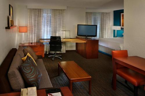 丹伯里丹伯里原住客栈的酒店客房设有沙发、床和电视。