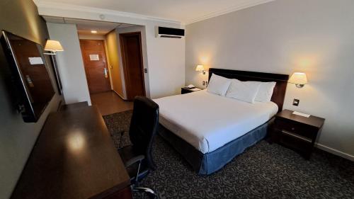 伊基克圣地亚哥德阿尔马格罗伊基克酒店的酒店客房,配有床和电视