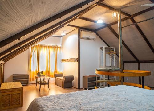 本图贡萨尔维斯Casa di legno italiana的阁楼卧室配有一张床和一把椅子