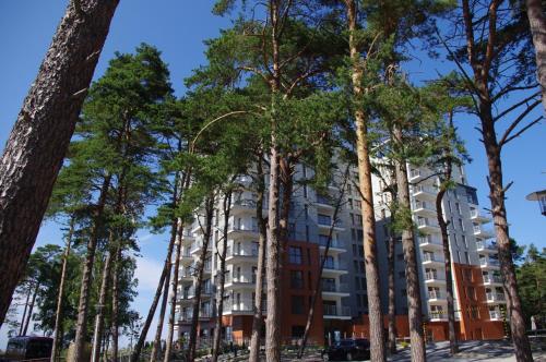 济夫努夫Porta Mare Apartments LuxView的前面有树木的建筑