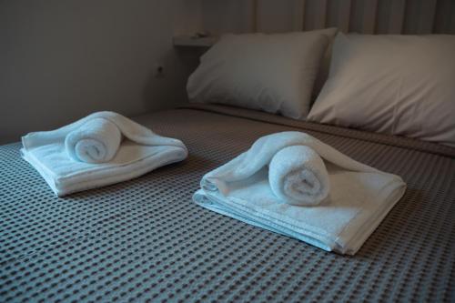 伊古迈尼察Oleoso的床上的两条毛巾