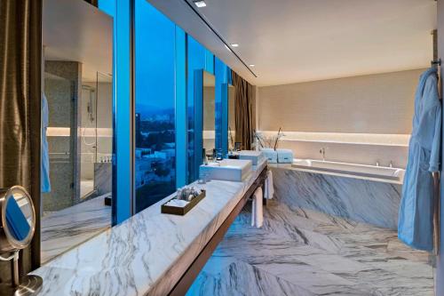 墨西哥城The Westin Santa Fe, Mexico City的一间带两个盥洗盆和大镜子的浴室