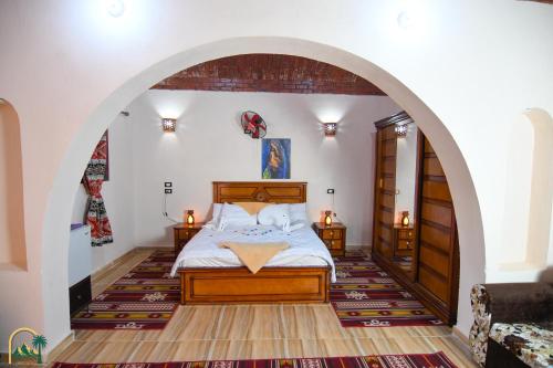 锡瓦amzran hotel siwa的拱门上的卧室