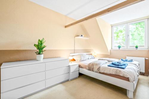 柯尼希斯武斯特豪森Familiengeeignete Ferienwohnung的卧室配有白色梳妆台和1张床