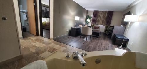 斯特灵海茨斯特灵海茨/底特律地区速8酒店的酒店客房设有水槽和客厅。