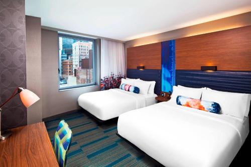 纽约雅乐轩曼哈顿市区酒店 - 金融区的酒店客房设有两张床和窗户。