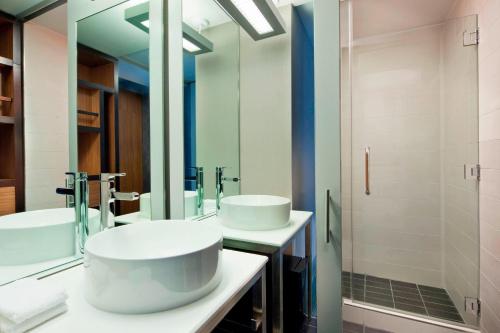 纽约雅乐轩曼哈顿市区酒店 - 金融区的一间带两个盥洗盆和大镜子的浴室