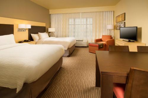 格雷普韦恩达拉斯沃斯堡国际机场北/格普宛万豪广场套房酒店的酒店客房设有两张床和电视。