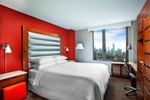 纽约The Chelsean New York的一间设有大床和窗户的酒店客房