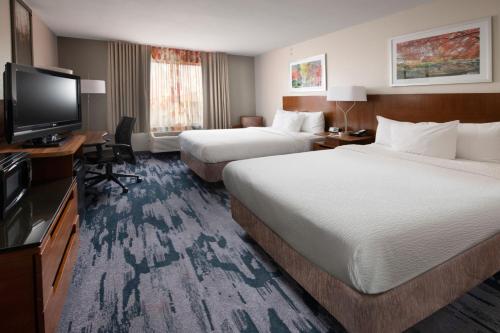 沃思堡Fairfield by Marriott Inn & Suites Fossil Creek的酒店客房设有两张床和一台平面电视。