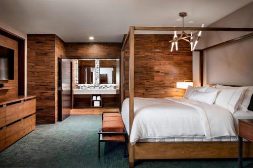 布法罗布法罗威斯汀酒店的一间卧室配有一张大床和电视