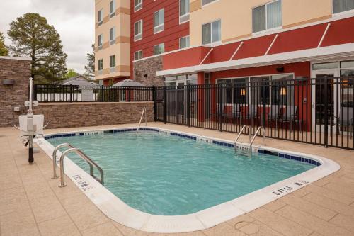 奥古斯塔Fairfield Inn & Suites by Marriott Augusta Washington Rd./I-20的公寓大楼庭院内的游泳池