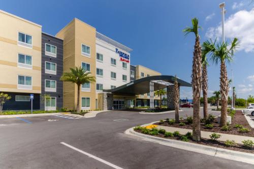 巴拿马城海滩Fairfield Inn & Suites by Marriott Panama City Beach的享有棕榈树酒店和停车场的景色