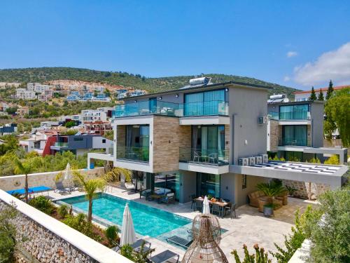 卡尔坎Villa Kazarman, Kalkan’ın kalbinde denize, merkeze的享有带游泳池的房屋的空中景致