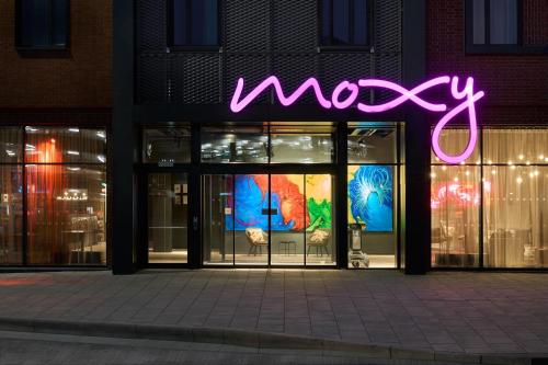 布里斯托Moxy Bristol的商店窗口的 ⁇ 虹灯标志