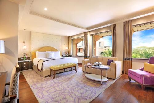 孟买ITC Maratha, a Luxury Collection Hotel, Mumbai的一间卧室设有一张床和一间客厅。