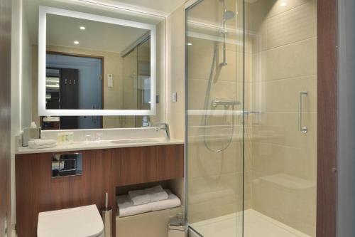 布鲁塞尔布鲁塞尔欧盟万怡酒店的带淋浴、卫生间和盥洗盆的浴室