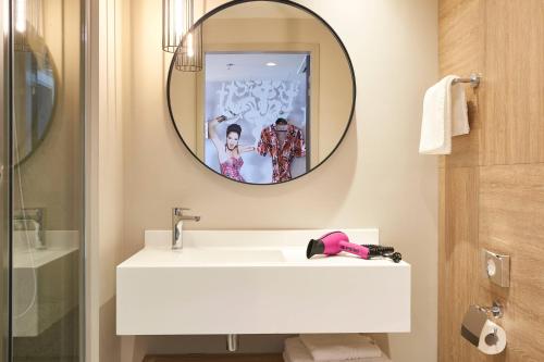帕特雷Moxy Patra Marina的浴室设有白色水槽和镜子