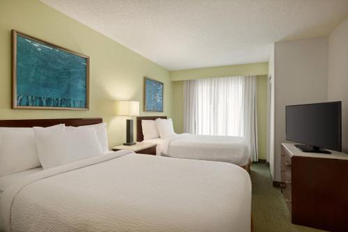 布卡拉顿博卡拉顿春季山丘套房的酒店客房设有两张床和一台平面电视。