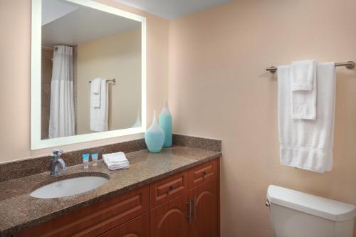 詹森比奇维斯塔纳海滩俱乐部酒店的一间带水槽和镜子的浴室