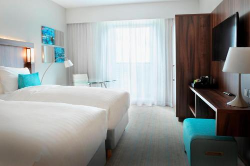 阿姆斯特丹阿姆斯特丹竞技场阿特拉斯公园万怡酒店的酒店客房设有两张床和窗户。