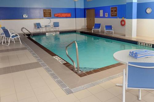 坎布里奇安大略省坎布里奇基奇纳福朋喜来登酒店的一个带椅子和桌子的大型游泳池