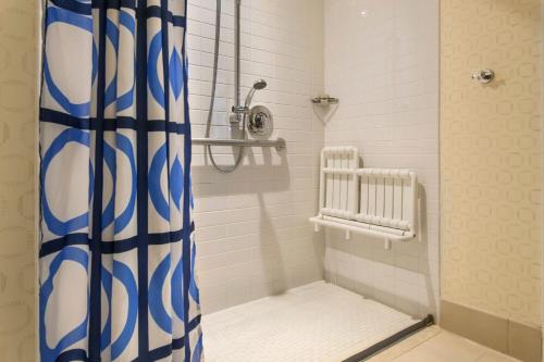 波士顿水岸万丽酒店的浴室内配有蓝色和白色的淋浴帘。