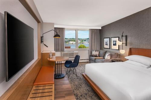 朴茨茅斯朴茨茅斯哈勃尔赛德喜来登酒店的配有一张床和一台平面电视的酒店客房