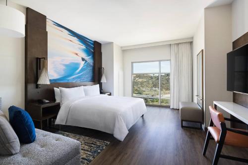 圣地亚哥圣地亚哥德尔马万豪酒店的酒店客房设有白色的床和大窗户。