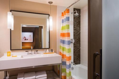 洛杉矶洛杉矶万豪现场酒店的一间带水槽和淋浴的浴室