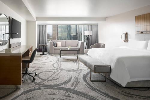 洛杉矶洛杉矶万豪现场酒店的酒店客房设有床和客厅。