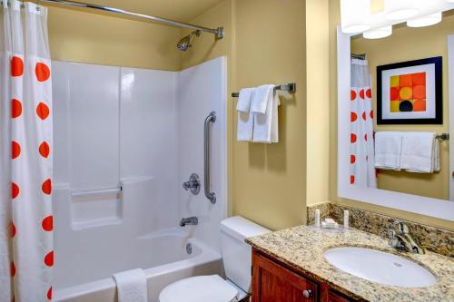 韦斯特莱克Towneplace Suites by Marriott Cleveland Westlake的带淋浴卫生间和盥洗盆的浴室