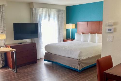 萨克拉门托万豪萨克拉门托机场原住客栈的配有一张床和一台平面电视的酒店客房