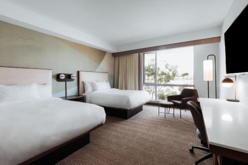 圣巴巴拉圣巴巴拉市中心拉金塔旅馆的酒店客房配有两张床和一张书桌