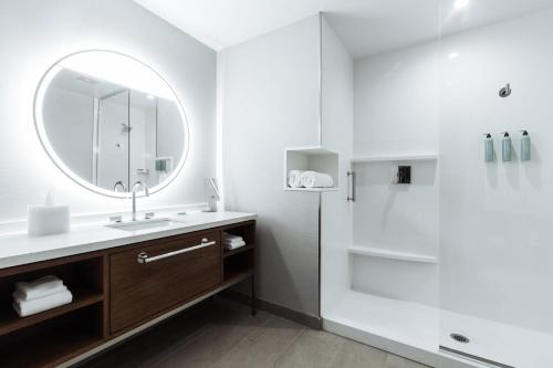 圣巴巴拉圣巴巴拉市中心拉金塔旅馆的浴室配有盥洗盆和带镜子的淋浴