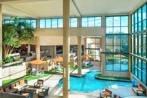 夏洛特夏洛特机场喜来登酒店 的一座带窗户的建筑中的室内游泳池
